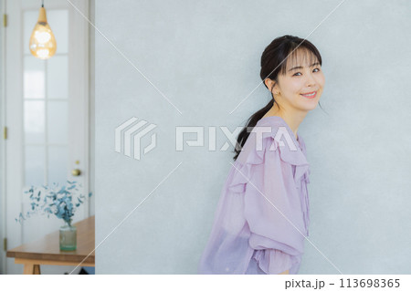 紫のブラウスの女性 113698365
