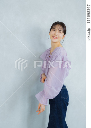 紫のブラウスの女性 紫のブラウスの女性 113698367