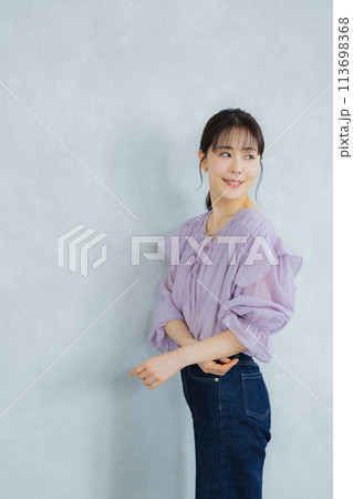 紫のブラウスの女性 113698368