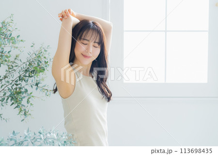 ストレッチする若い女性 ストレッチする若い女性 113698435