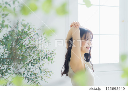 ストレッチする若い女性 113698440