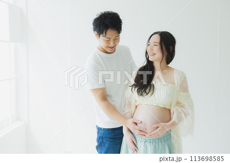 妊婦に寄り添う夫　 113698585