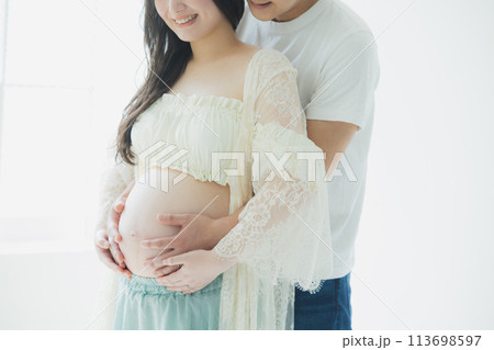 妊婦に寄り添う夫 妊婦に寄り添う夫 113698597