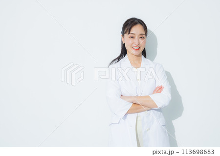 タブレットを持った笑顔の女性医師 タブレットを持った笑顔の女性医師 113698683