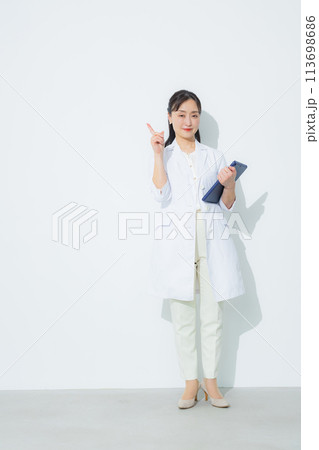 タブレットを持った笑顔の女性医師 　 113698686