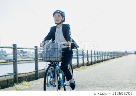 自転車に乗って通勤するミドル女性 自転車に乗って通勤するミドル女性 113698705