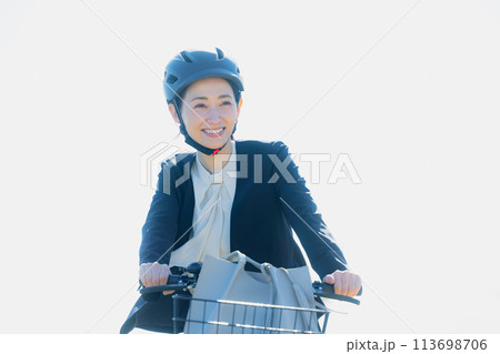 自転車に乗って通勤するミドル女性 113698706