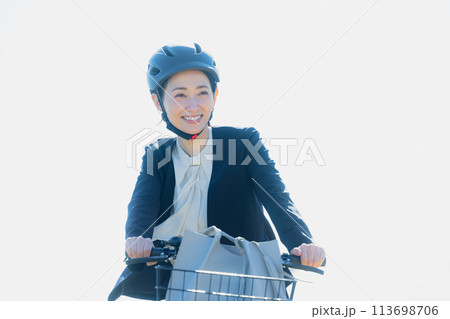 自転車に乗って通勤するミドル女性 自転車に乗って通勤するミドル女性 113698706