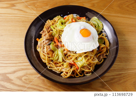 焼きそば 目玉焼き 焼きそば 目玉焼き 113698729