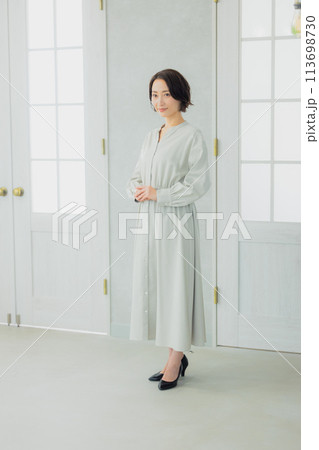 窓の外を見る女性 窓の外を見る女性 113698730