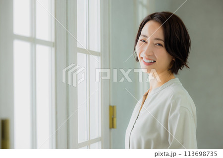 窓の外を見る女性 窓の外を見る女性 113698735
