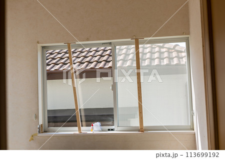 洋室のリフォーム　サッシ膳板の取替え 113699192