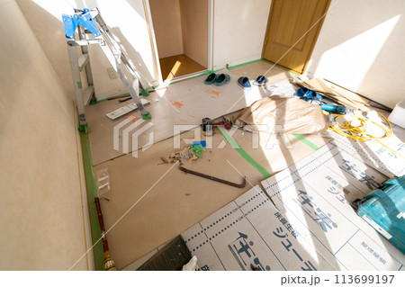 洋室のリフォーム　サッシ膳板の取替え 113699197