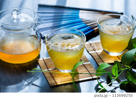 冷たい緑茶 113699250