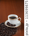 カップに入ったコーヒー豆 113699875