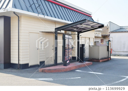 ドライブスルーと店舗　注文ブースとレーン　イメージ素材 113699929