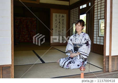 浴衣を着た若い女性のポートレート 113700418