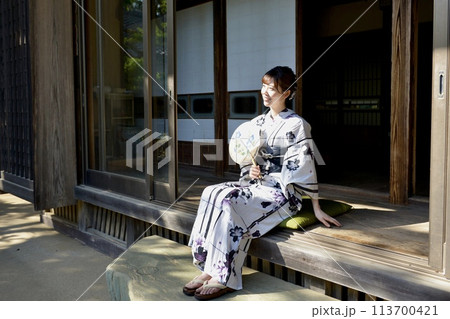 浴衣を着た若い女性のポートレート 113700421