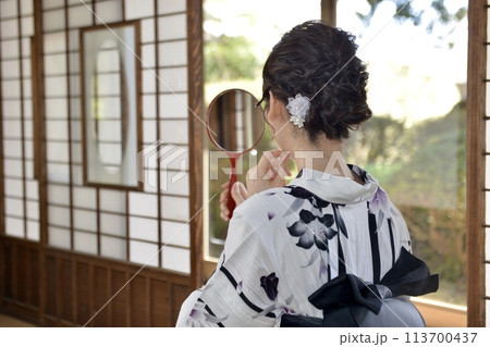 浴衣を着た若い女性の後ろ姿 浴衣を着た若い女性の後ろ姿 113700437