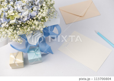 Greeting card and bouquet of flowers. Congratulations on the holiday 113700804