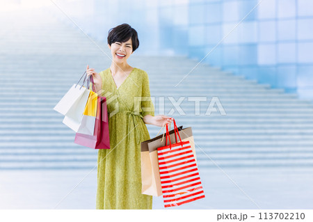 ショッピングセンターで買い物をする女性 ショッピングセンターで買い物をする女性 113702210