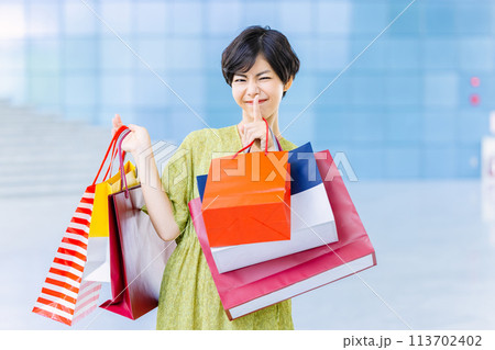 ショッピングセンターで買い物をする女性 113702402