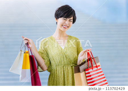 ショッピングセンターで買い物をする女性 113702429