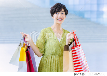 ショッピングセンターで買い物をする女性 ショッピングセンターで買い物をする女性 113702439