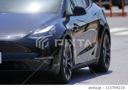 街中を走るスポーツカー イメージ 街中を走るスポーツカー イメージ 113704210