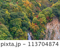 （長野県）紅葉が始まった志賀高原の澗満滝（かんまん滝） 113704874
