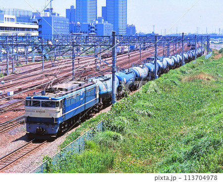 新鶴見信号場を出発する貨物列車 113704978