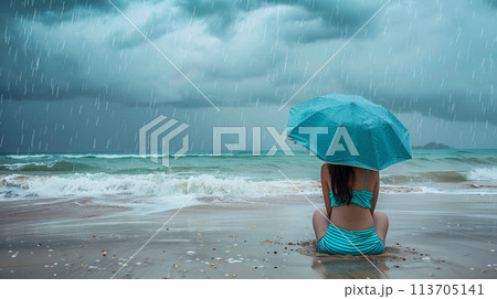 雨の日に海を見つめる女性 113705141