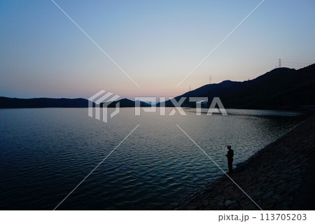 平荘湖と釣り人 113705203