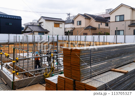 新築工事が始まった建築現場 新築工事が始まった建築現場 113705327
