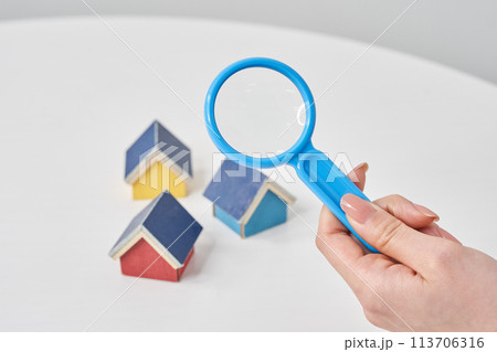 住宅模型に向けられた虫眼鏡 113706316