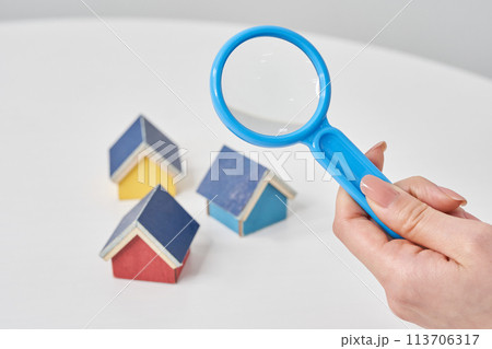 住宅模型に向けられた虫眼鏡 113706317