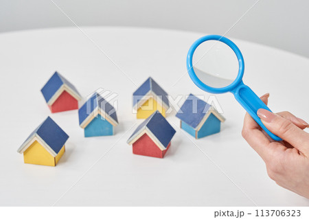 住宅模型に向けられた虫眼鏡 113706323
