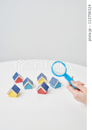 住宅模型に向けられた虫眼鏡 113706324