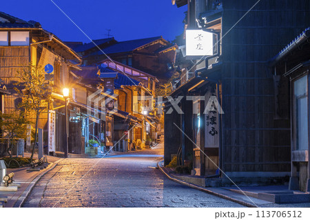 京都　夜の二寧坂　石畳の風情ある町並み 113706512