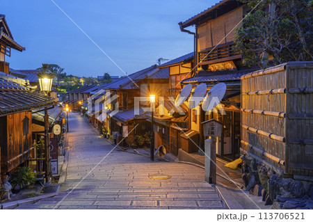 京都　夜明け前の二寧坂　石畳の風情ある町並み 113706521