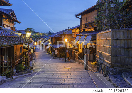 京都　夜明け前の二寧坂　石畳の風情ある町並み 113706522