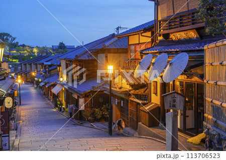 京都　夜明け前の二寧坂　石畳の風情ある町並み 113706523