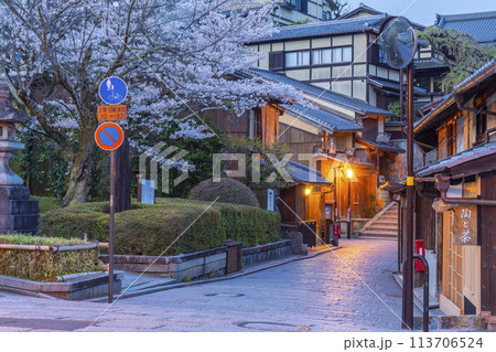 京都　夜明け前の産寧坂　石畳の道と満開の桜 113706524