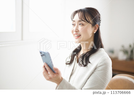 スマホを見るビジネスウーマン スマホを見るビジネスウーマン 113706666
