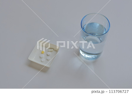 飲み薬と水 飲み薬と水 113706727