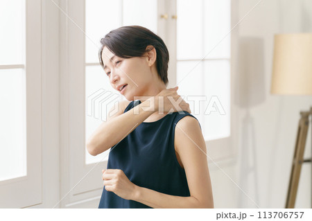 肩こりに悩む30代女性 肩こりに悩む30代女性 113706757