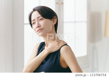 肩こりに悩む30代女性 113706758