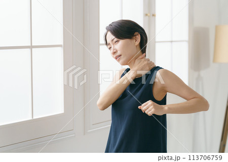 肩こりに悩む30代女性 肩こりに悩む30代女性 113706759