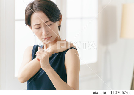 肩こりに悩む30代女性 肩こりに悩む30代女性 113706763