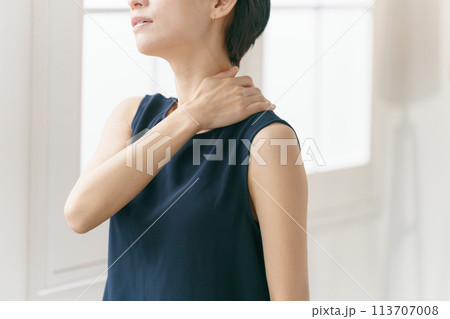 肩こりに悩む30代女性 肩こりに悩む30代女性 113707008